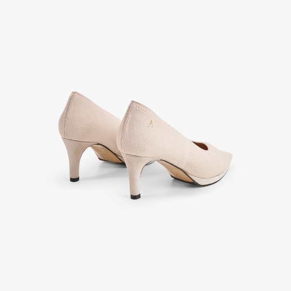 OHGA PETIT TWEED PUMPS ベージュ25.0 Nadchodzi wiosna, a z nią idealne swetry – lekkie, miękkie